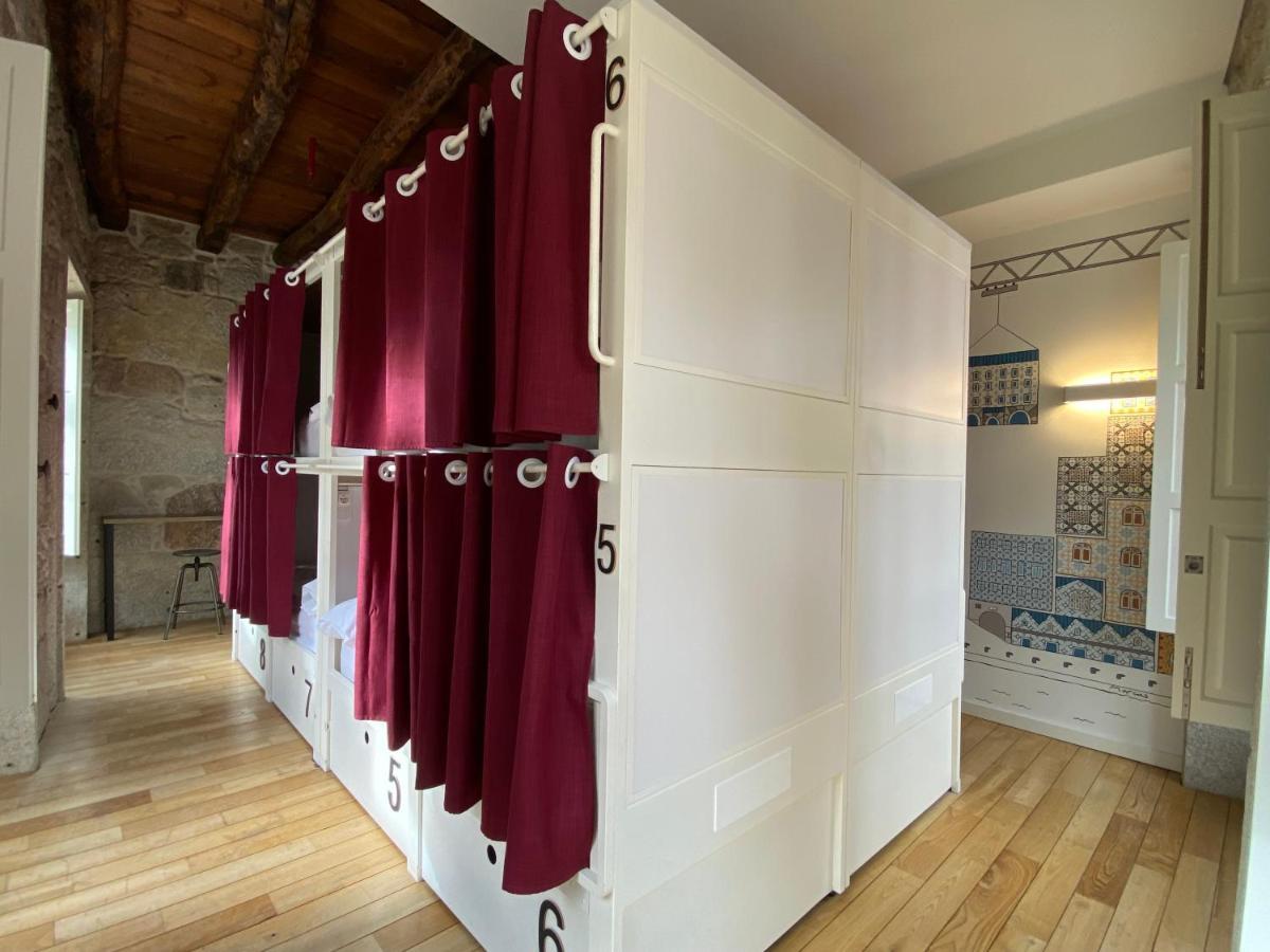 Cama en habitación compartida mixta con 6 camas y baño privado